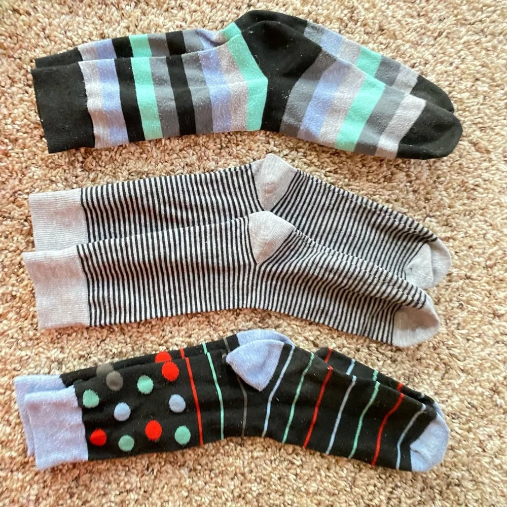 Socks lot of 7 Including 2 under armour MD men's Size 8-11